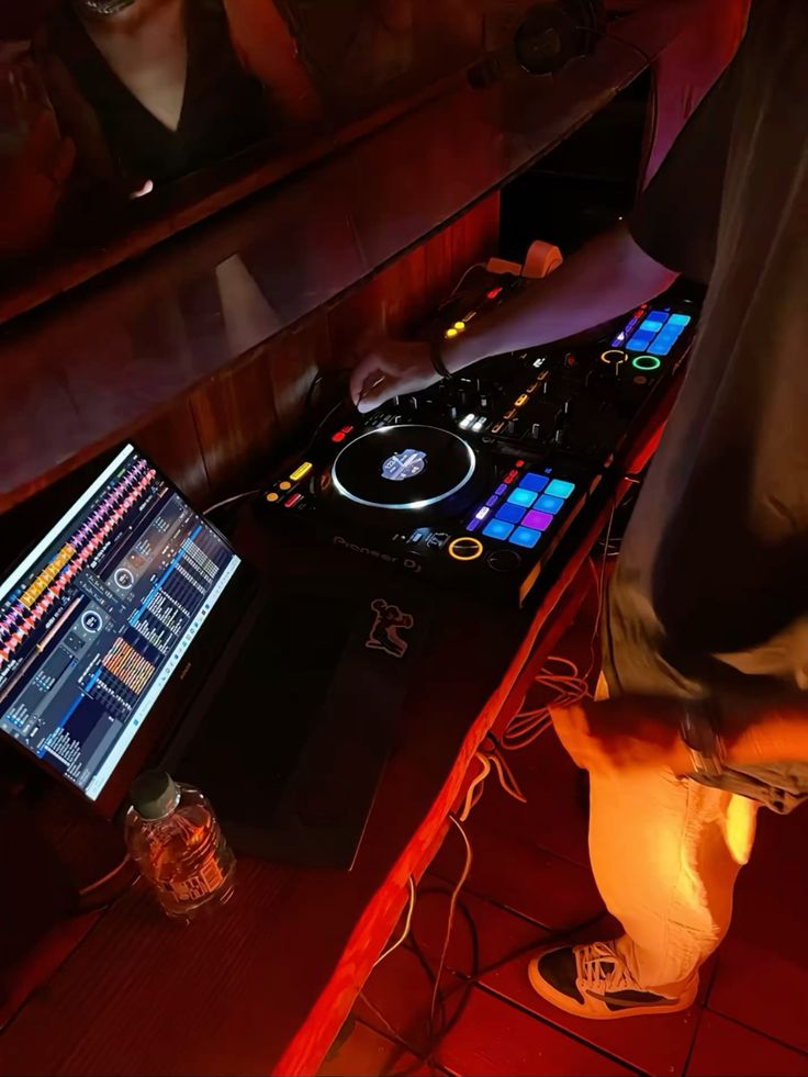 DJ