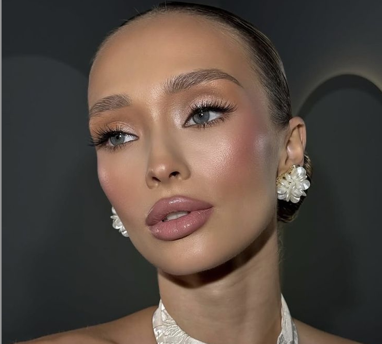 15 makeup artists who won’t ruin your wedding photos (you're welcome).